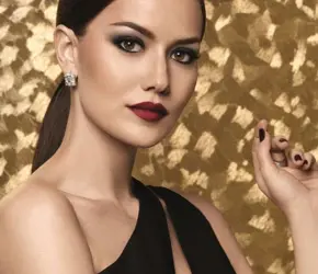 Fahriye Evcen'in Glam makyajıyla göz kamaştırmaya ne dersin?